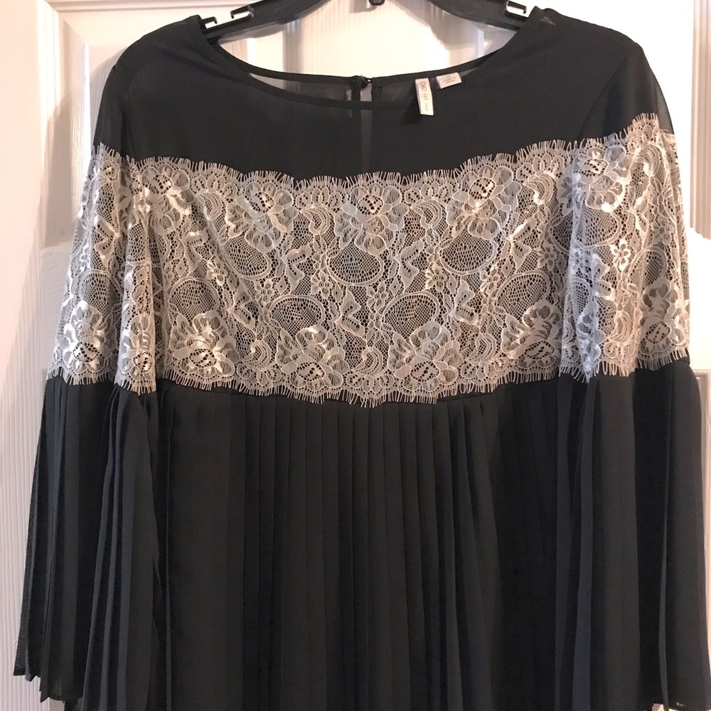 Black and White lace w/pleated sleeves and bottom